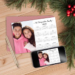 Rosa 2026 Modern Minimalistisk Familjefotokalender Julkort<br><div class="desc">2026 Dammtrosa Anpassningsbar Familjenamn och Fotokalender Nyårskort med ditt personliga foto och namn. 🌟Detta är för 2026🌟 Designad för 2026,  och perfekt som små presenter eller istället för julkort! Vänligen kontakta oss på cedarandstring@gmail.com om du behöver hjälp med designen eller matchande produkter.</div>