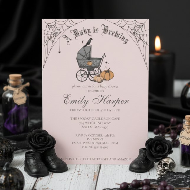  Rosa A Baby brinner genom den gotiska babyskabuse Inbjudningar (Gothic Girl Baby Shower Invitations. Hand Drawn Spooky Retro Stroller in Black Ink for Mother to Be.)