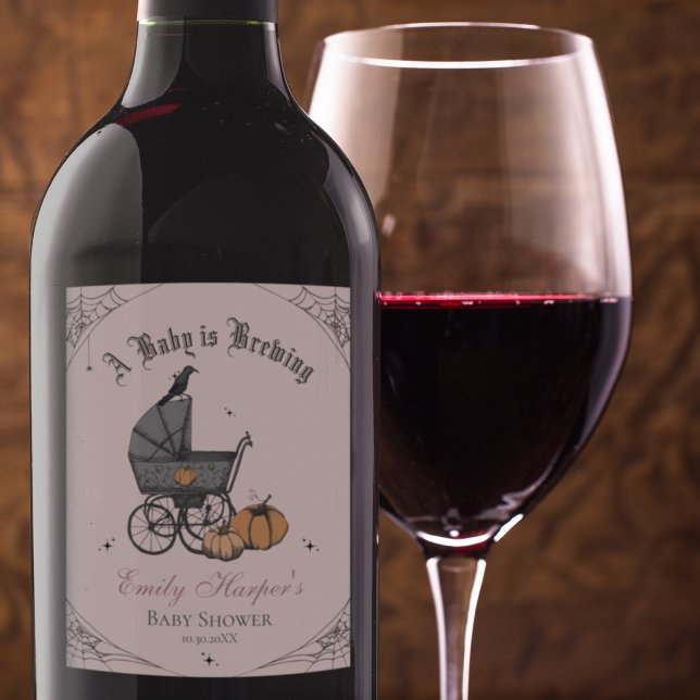 Rosa A Baby håller på att andas babyskor Vinflaska Etikett (Elegant Gray Gothic Halloween Baby Shower A Baby is Brewing Wine Label. Spooky Vintage Baby Carriage)