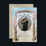 Rosa akvarell blomster strand pergola & foto bröll spara datumet<br><div class="desc">Den här vackra "save the date"-kortet är perfekt för ett destinationbröllop. Den visar ert foto i en oval ram med en vattenfärgad drivvedsstrandaltargavell dekorerad med rosa och vita blommor. Det finns utrymme för era namn,  datum och brölloppsplats.</div>