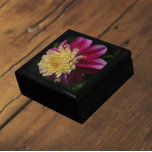 Rosa Anemone Dahlia Bloom Blommigt Minnesask<br><div class="desc">Förvara trinketer,  smycken och andra små keepsaker i den här presentlådan av trä med keramisk platta som innehåller fotobilden av en djup rosa Anemone Dahlia-blomma med blek gult,  inre petaler. En fantastisk blommigt! Markera din presentlåda storlek och färg.</div>