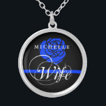 Rosa anpassningsbar för elegant blålinjen för silverpläterat halsband<br><div class="desc">Tunna blått för härlig personlig och ett rosa anpassningsbarnamnhalsband anpassade in mot de kvinnliga spousesna av tillsatta lagar.  Blåttron är indikativen av de kvinnliga spousesna av tillsatta lagar,  som den tunna blålinjen är indikativen till tillsatta lagar i allmänhet.</div>