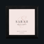 Rosa Anpassningsbar Monogram Bridesmaid Gift Box Minnesask<br><div class="desc">Den här anpassade presentlådan med monogrammet för brudesmaid är perfekt för Bridesmaid Frieri,  Bröllop,  Möhippa eller Bachelorette Party. Redigera den här mallen med namn,  monogram och eventuell anpassningsbar.</div>