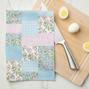 Rosa Apple-Blommar om Blue Faux Patchwork Kökshandduk