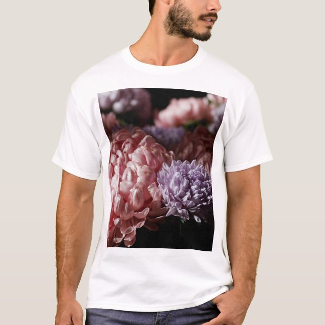 Rosa Aster Bouquet: Baroque Lighting. T Shirt (Framsida)