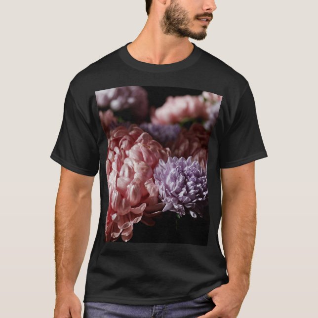 Rosa Aster Bouquet: Baroque Lighting. T Shirt (Framsida)