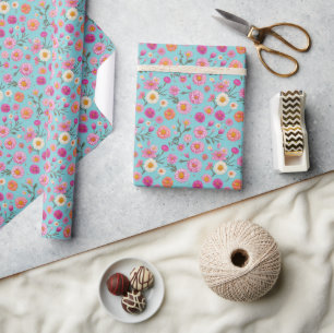 Rosa av blommor i blommigten av vita daisy presentpapper