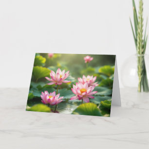 Rosa av födelsedagen Lotus som Flyter i en damm Kort