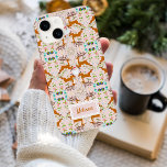Rosa av julrenar i namn Sömlös Mönster<br><div class="desc">En härlig utformning av iphone case med renar och tomter,  omgiven av botaniska fjärer av helgdag,  såsom holly,  mistletoe,  och glödande lyktor,  som alla ställs mot en vibrerande rosa bakgrund. Spelande snöflingor och tvillingstjärnor är sprinklade hela tiden.</div>