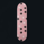 Rosa av kärnsprängningar Skateboard Deck<br><div class="desc">Denna Rosa Starburger Skateboard Deck har hela halvsekelns moderna roligt av ditt mormas kök, minus det klibbiga linoleum. Kitschydesignen har en rosa bakgrund med guld-spekkler och slumpmässigt placerade stjärnsprängningar i svart och två skuggor av rosa. Denna vintage inspirerade mönster är modet tillräckligt för att vara snyggt och tillräckligt för att...</div>