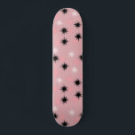 Rosa av kärnsprängningar Skateboard Deck<br><div class="desc">Denna Rosa Starburger Skateboard Deck har hela halvsekelns moderna roligt av ditt mormas kök, minus det klibbiga linoleum. Kitschydesignen har en rosa bakgrund med guld-spekkler och slumpmässigt placerade stjärnsprängningar i svart och två skuggor av rosa. Denna vintage inspirerade mönster är modet tillräckligt för att vara snyggt och tillräckligt för att...</div>