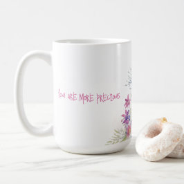 rosa av pastellgult, vita blommigtar kaffemugg