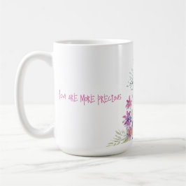 rosa av pastellgult, vita blommigtar kaffemugg