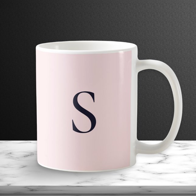Rosa av pulver Enkel modern Söt Monogrammad Kaffemugg (A pretty mug in delicate pale pink, with elegant midnight blue monogram initial on both sides)