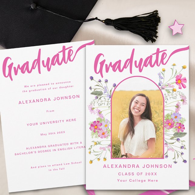 Rosa av Wildblomma Student Photo Arch  Script Meddelande (Wildflower boho arch graduate photo hot pink script Graduation announcement card watercolor florals)