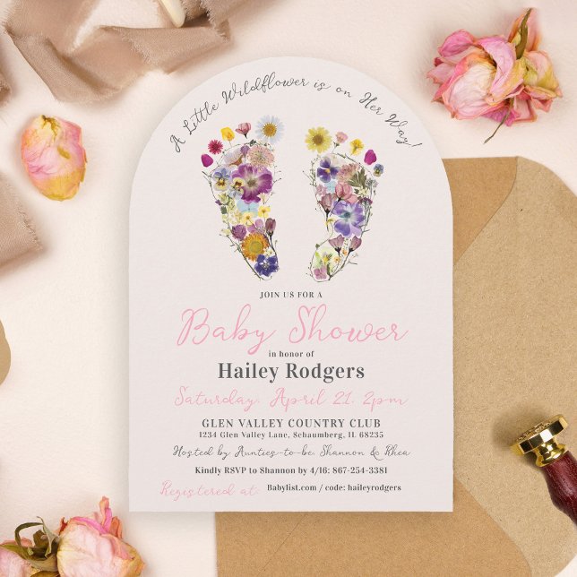 Rosa Baby Shower Arch (Fläktaren för cute Wildblom Inbjudningar (A Little Wildflower Is On Her Way Pressed flower Footprints pink girl baby shower arch invitation)