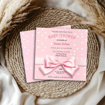 Rosa babyflicka med prickig fyrkant