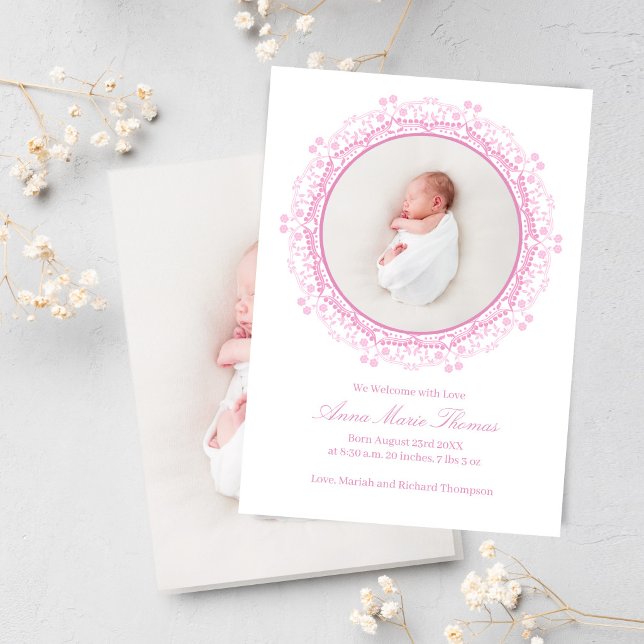 Rosa Babyfoto Blommig Bokstavsstil Födelse (Blush pink baby announcement with floral frame and full photo back for a soft elegant design.)