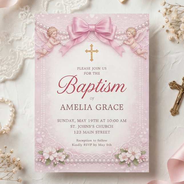 Rosa båge Kerub Dop Blommig Ram Inbjudningar (Pink baptism invitation with cherubs, bow, pearls and floral lace details)