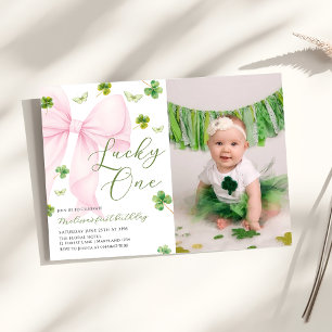 Rosa båge Lucky One Shamrock-klöver 1-års födelsed Inbjudningar
