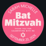 Rosa Bat mitzvah Coola med fetstil  Retro Groovy Runt Klistermärke<br><div class="desc">Var stolt, gladd och visa den här milstolpen av din favoritBat mitzvah! Använda den här snyggten, personlig-dekal som ska läggas till hennes speciella dag. Roligt, groovy, rosa och vit modern sans serif-typografi och David Star täcker över en djärv korallbakgrund för rosa. Anpassa anpassningsbarna med namn, datum och ändra "tack"-kopian om...</div>
