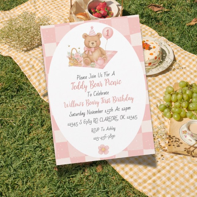 Rosa Beary 1:a födelsedagsinbjudan Inbjudningar (Teddy Bear Picnic themed first birthday invitation design with charming picnic elements.)