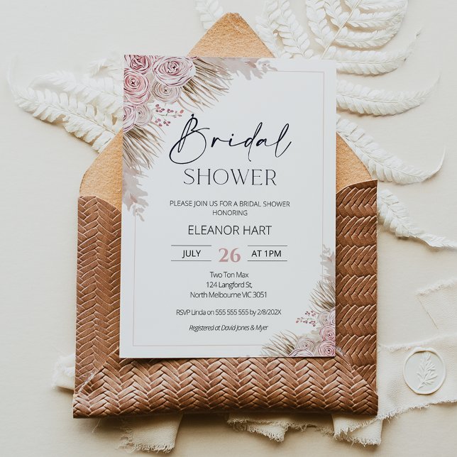 Rosa Beige Boho Pampas Grass Möhippa Inbjudningar (Modern pink and beige boho floral bridal shower invitation with roses and pampas grass.)
