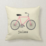 Rosa Bicycle Personlig Pillow Kudde<br><div class="desc">En kudde med en illustration av en rosa-meloncykel på framsidan. Anpassa med ditt namn under cykel.</div>