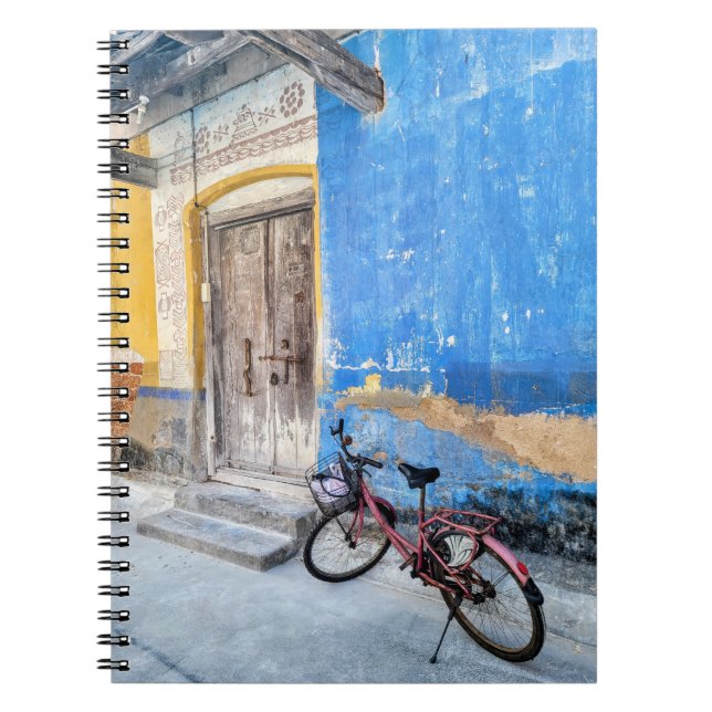 ROSA BIKE on BLUE WALL in INDIA NOTEBOOK Anteckningsbok (Framsidan)