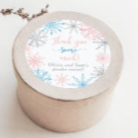 Rosa blå snöflingor Tack snö så mycket Runt Klistermärke<br><div class="desc">Rosa blue snöflingor Tack för att du snö har tillgång till så många klassiska,  runda,  stickade matchningsobjekt.</div>