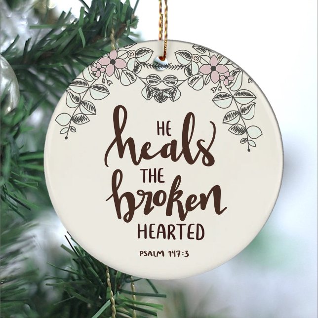 Rosa Blåa blommor och Löv han hälsar de brutna Julgransprydnad Keramik (pink gray blue handdrawn flowers and leaves he heals the broken hearted bible verse psalm 197:3
)