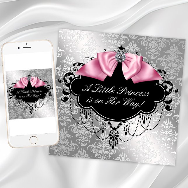 Rosa Black Princess Flicka Shower Inbjudningar (Pink black and silver baby shower invitation with pink diamond bow on damask background.)