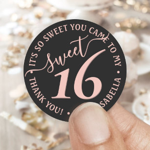 Rosa Black Sweet 16:e Födelsedagsfest-förmån Runt Klistermärke