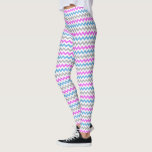 Rosa, blått och Grått Zig Zag Chevron Mönster Leggings<br><div class="desc">Rosa,  blått och ljust grått zig-zag mönster på vita ben.</div>