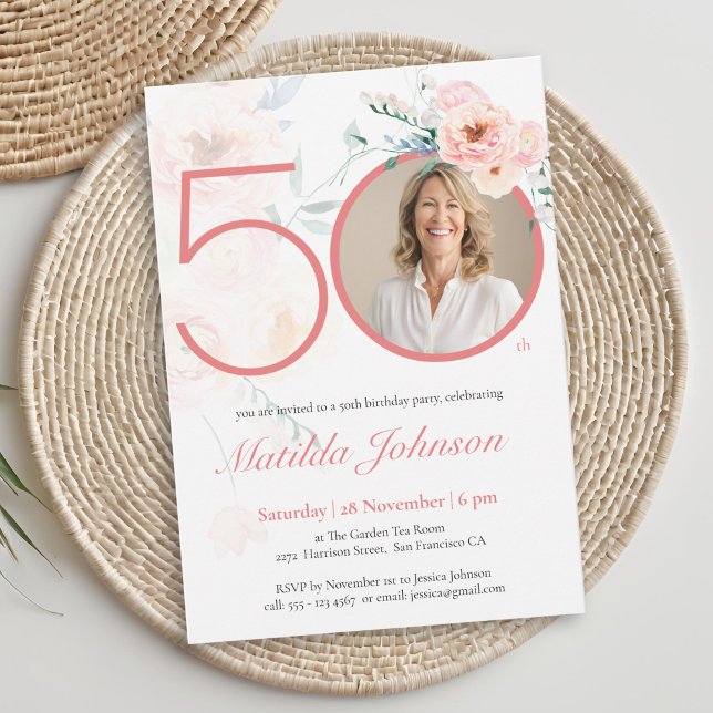 Rosa blomfoto 50-års födelsedagsinbjudan inbjudningar (Pink Floral Photo 50th Birthday Invitation)