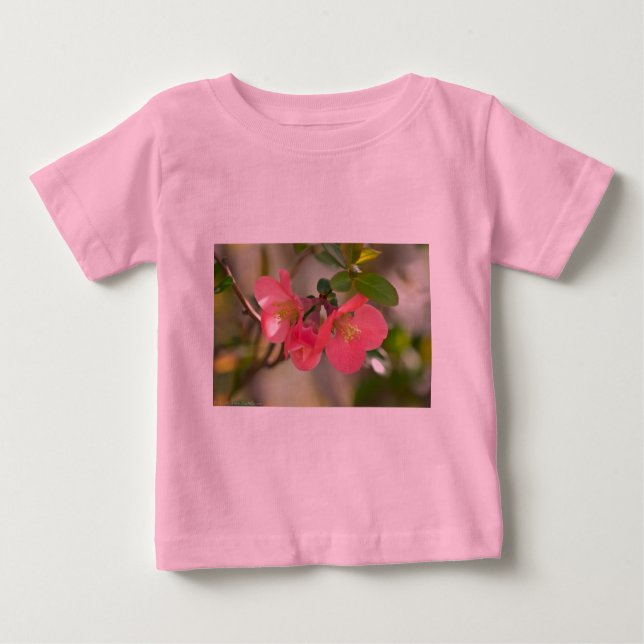 Rosa Blommar Quince Glow Tee (Framsida)