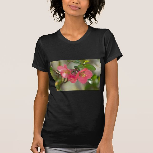 Rosa Blommar Quince Glow Tee Shirt (Framsida)