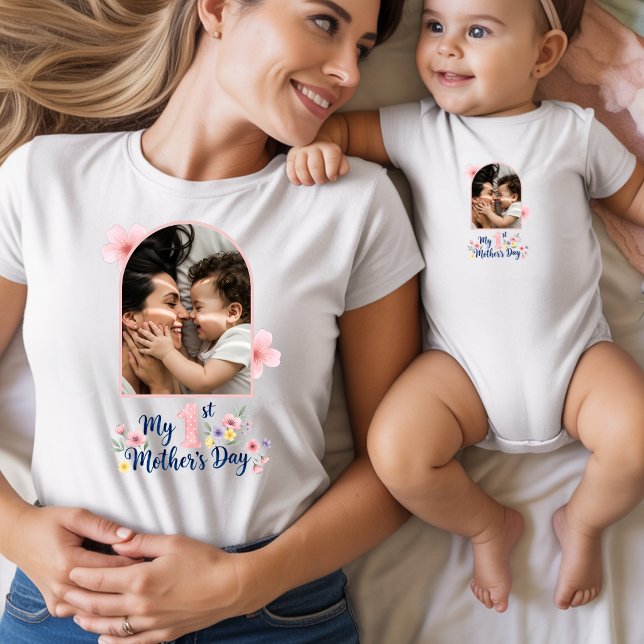 Rosa blommig första mors dag anpassat minne t shirt (Skapare uppladdad)