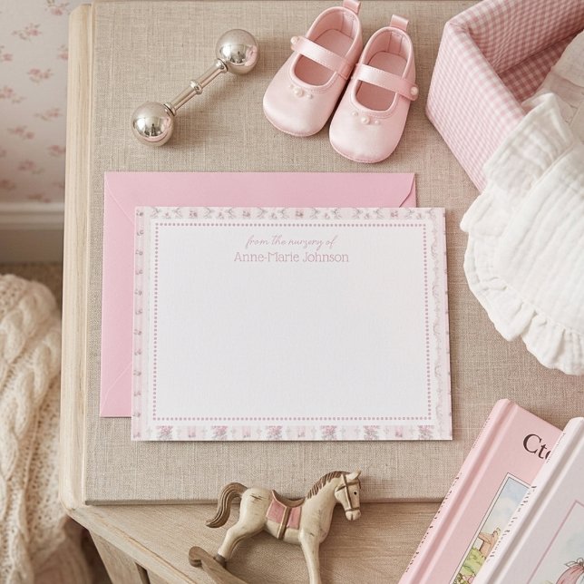 Rosa Blommig Grandmillennial Förlossningskort Inbjudningar (Personalized Pink Floral Grandmillennial Baby Nursery Note Card)