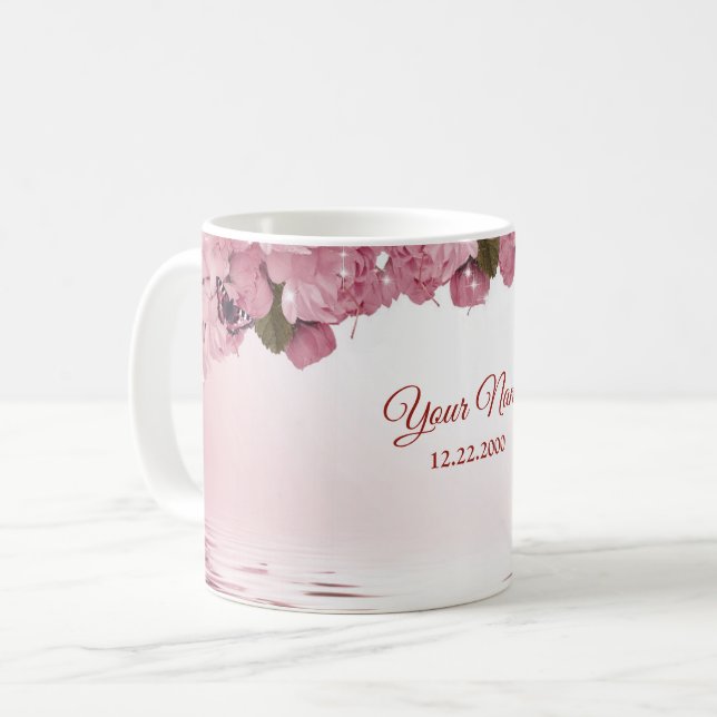 Rosa blommig natur fjäril utomhus bröllopsgåva kaffemugg (Framsida vänster)