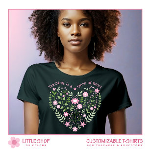 Rosa blommig undervisning är ett hjärtearbete t shirt