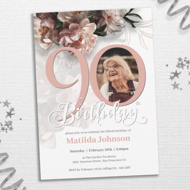 Rosa Blommigt Anpassningsbar Foto 90:e Födelsedags Inbjudningar (90th Birthday White Pink Lush Floral Custom Photo Invitation)