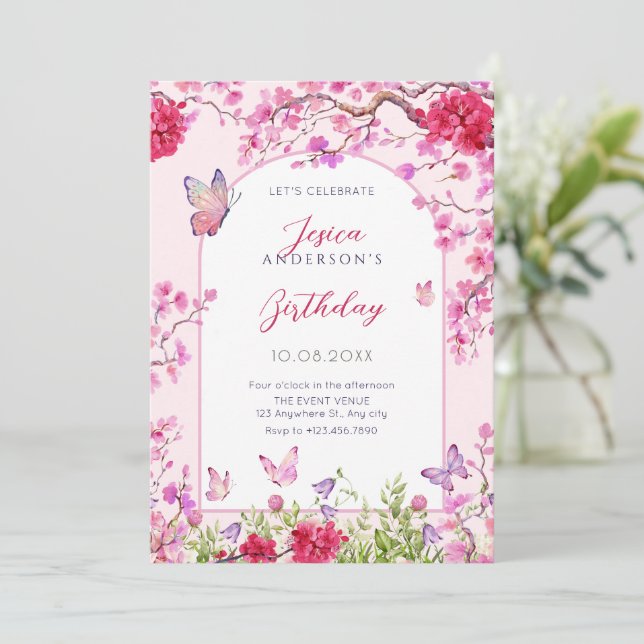Rosa blommigt blommar Butterflulies-födelsedag Inbjudningar (Stående Fram)