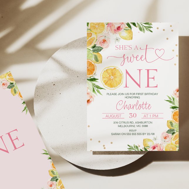 Rosa Blommigt Citrus. Hon är en sötad en första fö Inbjudningar (Sweet citrus themed girl's she's a sweet one 1st birthday invitation with lemons and oranges.)