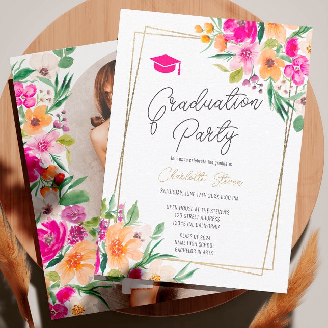 Rosa blommigt grönt chic guld-skript studenten inbjudningar (Pink floral green chic gold script graduation invitation)