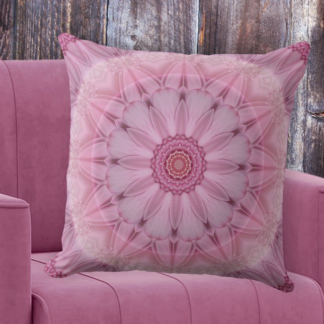 Rosa Blommigt Kaleidoscope Romantic Pillow Kudde (A lovely romantic pillow featuring a pink retro floral mandala or kaleidoscope pattern)