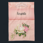 Rosa blommigt med Diamond Tiara Princess Design Kökshandduk<br><div class="desc">En kökshandduk med en blommigt bukett med rosor med vita och rosa blommor. En fingerad diamanttiara. Bakgrund är rosa med ett blommönster. Söt och elegant.</div>