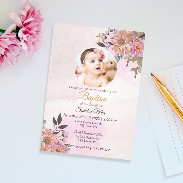 Rosa Blommigt med Photo Baptism-inbjudan Inbjudningar (Pink Floral with Photo Baptism Invitation)