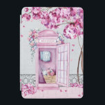 Rosa Blommigt Mobil Booth Personlig iPad Mini Skydd<br><div class="desc">Detta vackra ipad cover har en rosa mobil bås som är försedd med blommor där en närliggande träd släpper rosa blommar på marken. Du kan anpassa dig med ditt namn.</div>