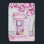Rosa Blommigt Mobil Booth Personlig iPad Mini Skydd<br><div class="desc">Detta vackra ipad cover har en rosa mobil bås som är försedd med blommor där en närliggande träd släpper rosa blommar på marken. Du kan anpassa dig med ditt namn.</div>